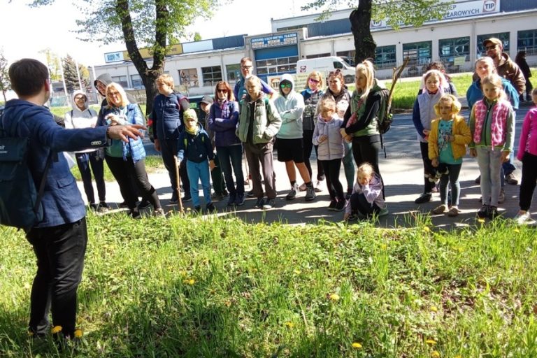 grupa dzieci z opiekunami