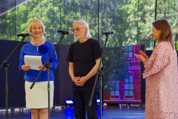artysta Lex Drewiński z dyrektor Pałacu i prowadzącą na scenie