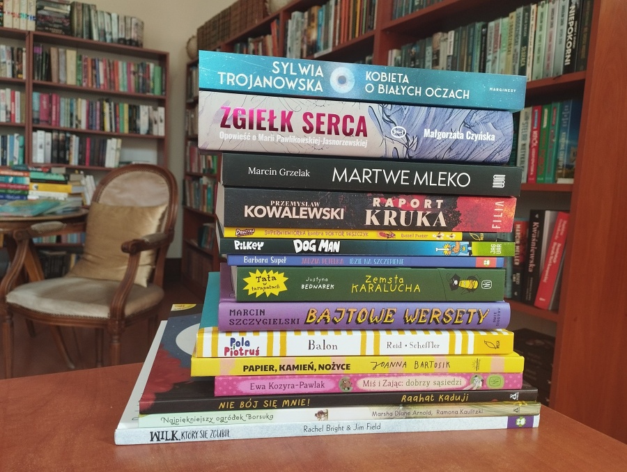 stos książek zakupionych do biblioteki