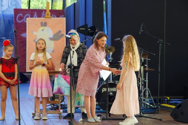 grupa uczestniczek odbiera nagrody