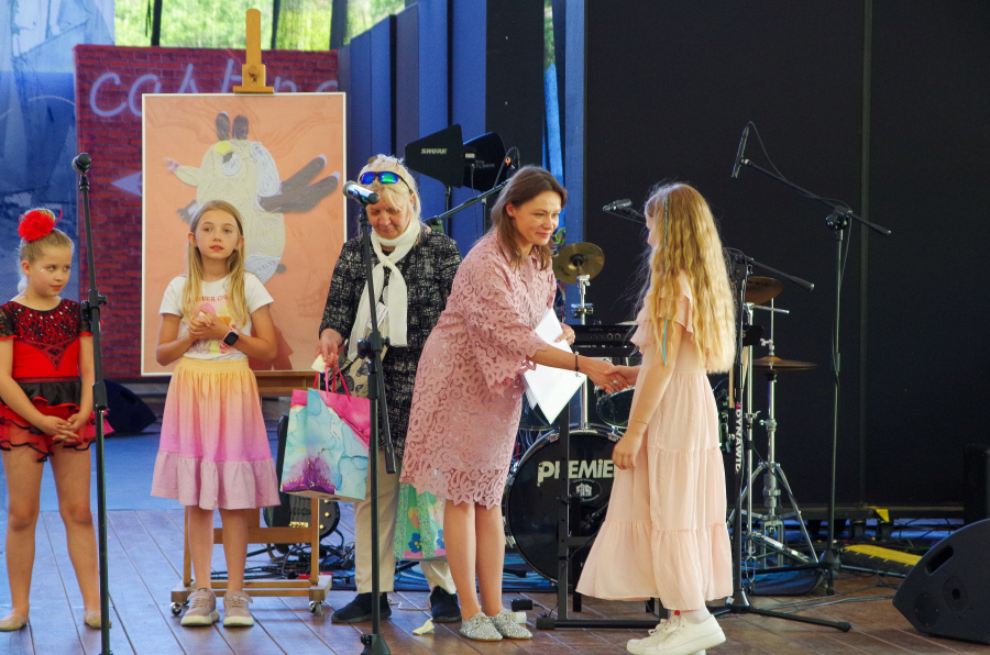 grupa uczestniczek odbiera nagrody