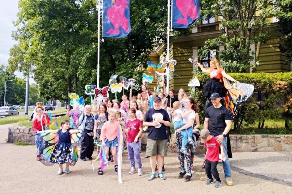 grupa uczestników wydarzenia z motylami