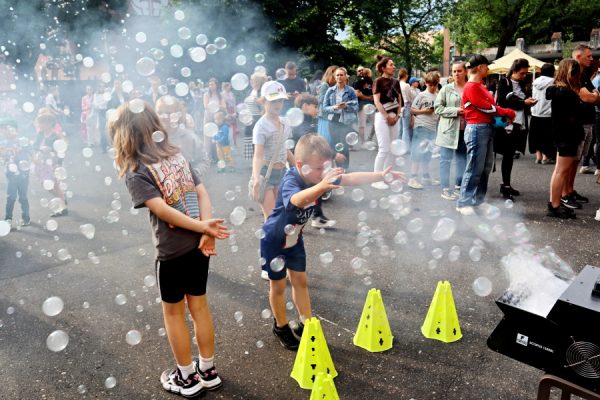 dzieci wśród baniek mydlanych