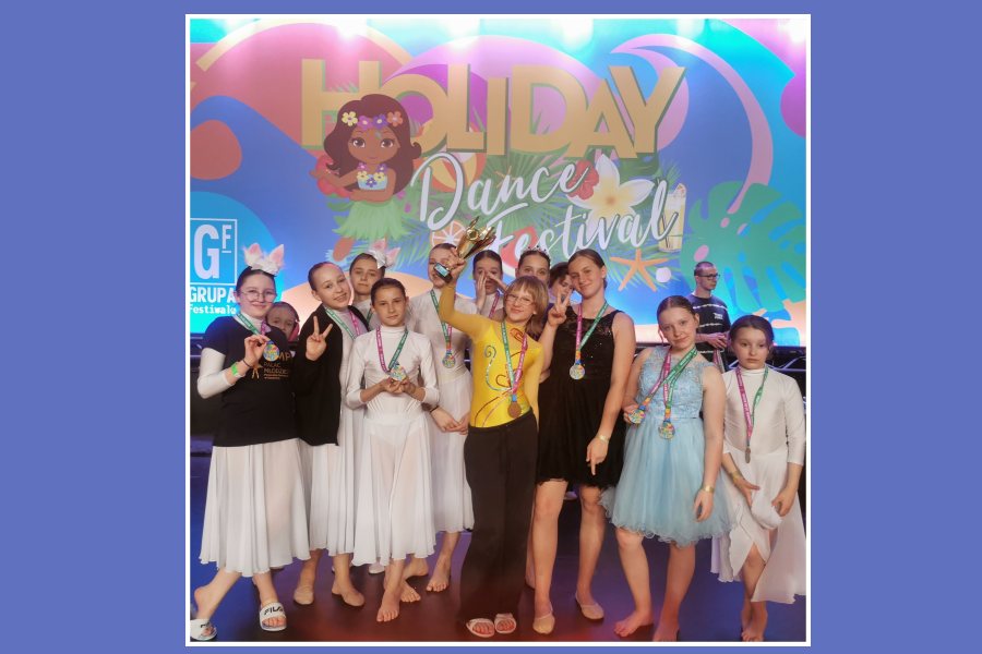 tancerki pozują do zdjęcia