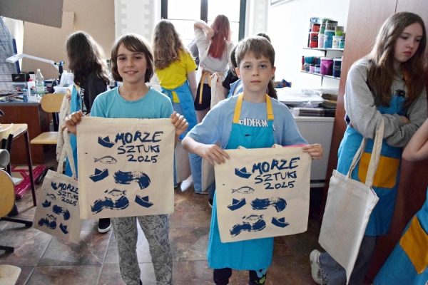 chłopcy trzymają torby z nadrukiem Morze Sztuki