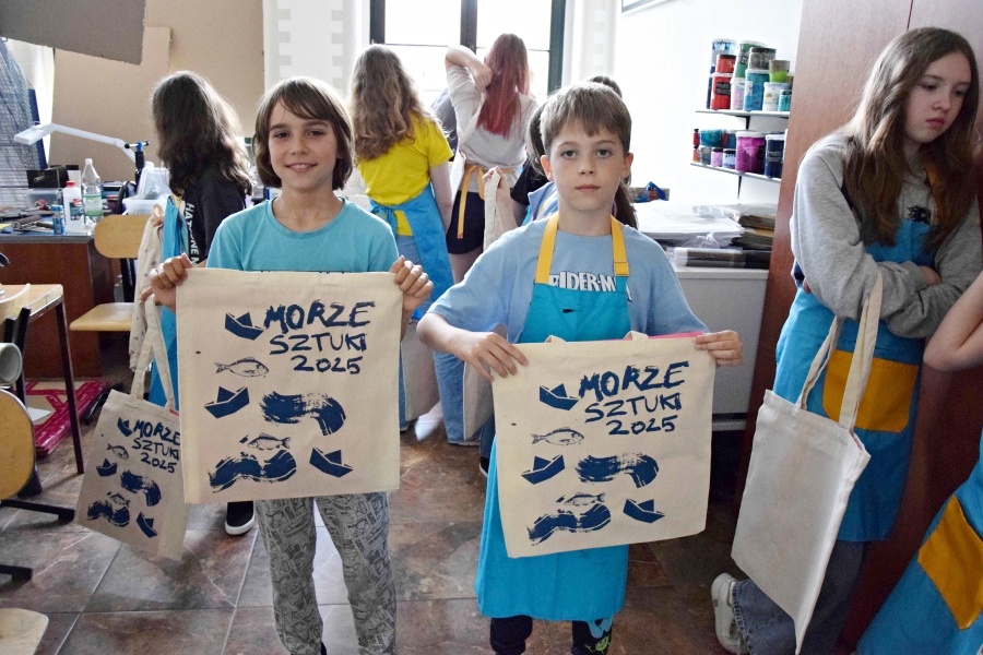 chłopcy trzymają torby z nadrukiem Morze Sztuki
