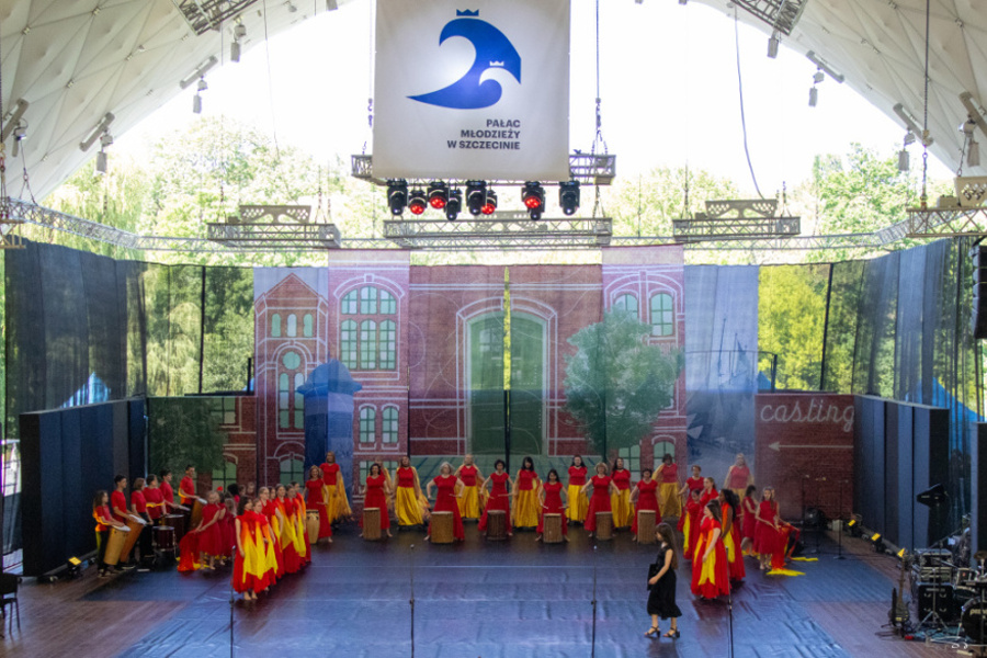 grupa dziewcząt na scenie