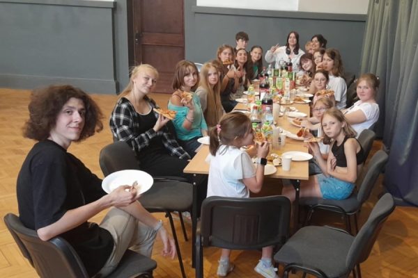 grupa uczestników przy stole