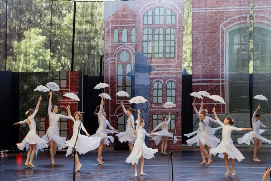 dziewczęta na scenie w tanecznych pozach