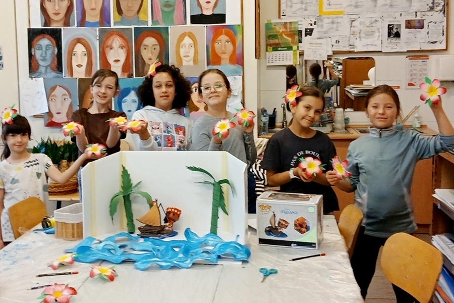 grupa dziewcząt w trakcie zajeć pozuje do zdjęcia