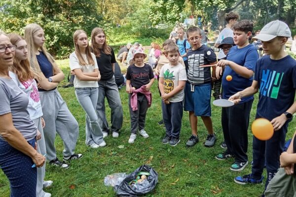 grupa dzieci w trakcie zabaw