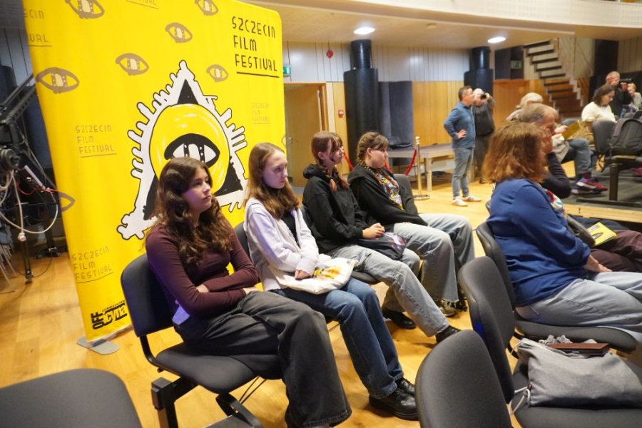 uczestniczki na tle plakatu