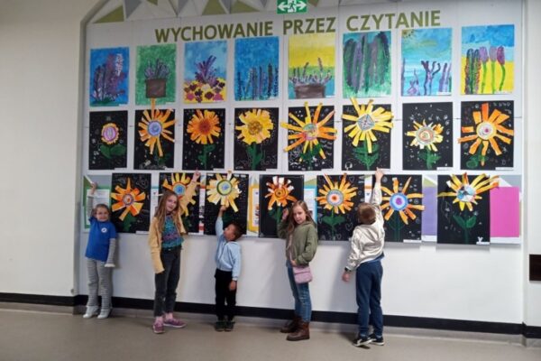 grupa dzieci przed pracami plastycznymi