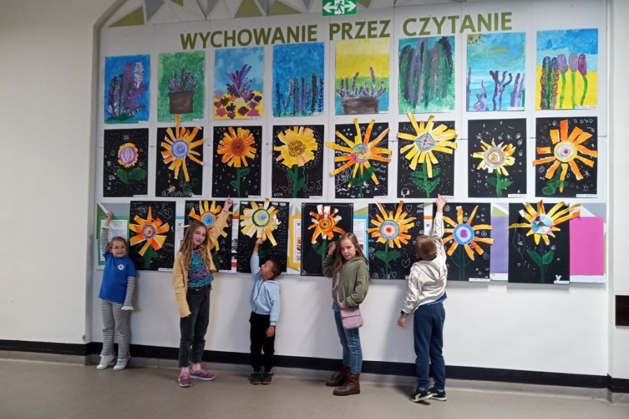 grupa dzieci przed pracami plastycznymi