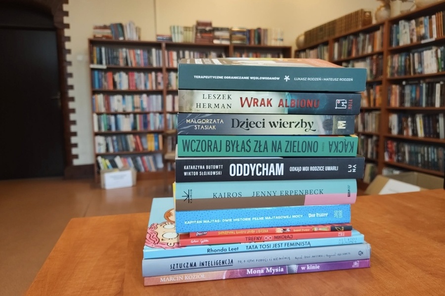 stos książek zakupionych do pałacowej biblioteki