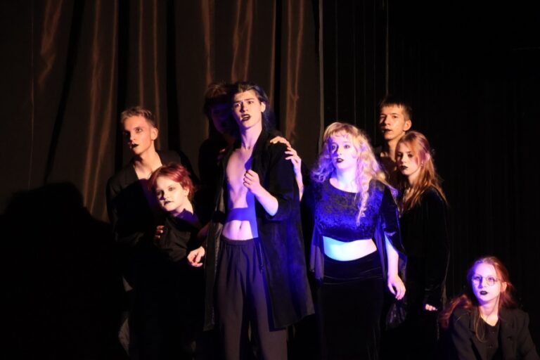 grupa aktorów na scenie