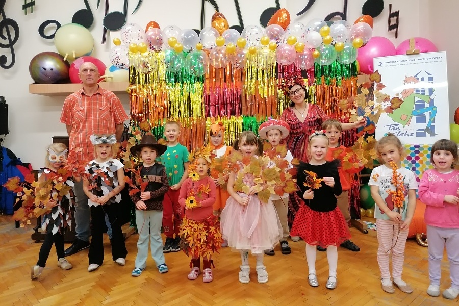 grupa dzieci pozuje do zdjęcia