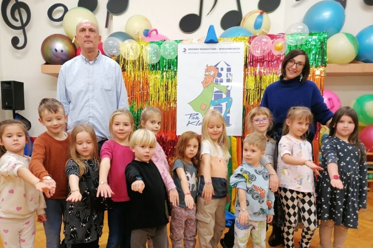 grupa dzieci pozuje do zdjęcia