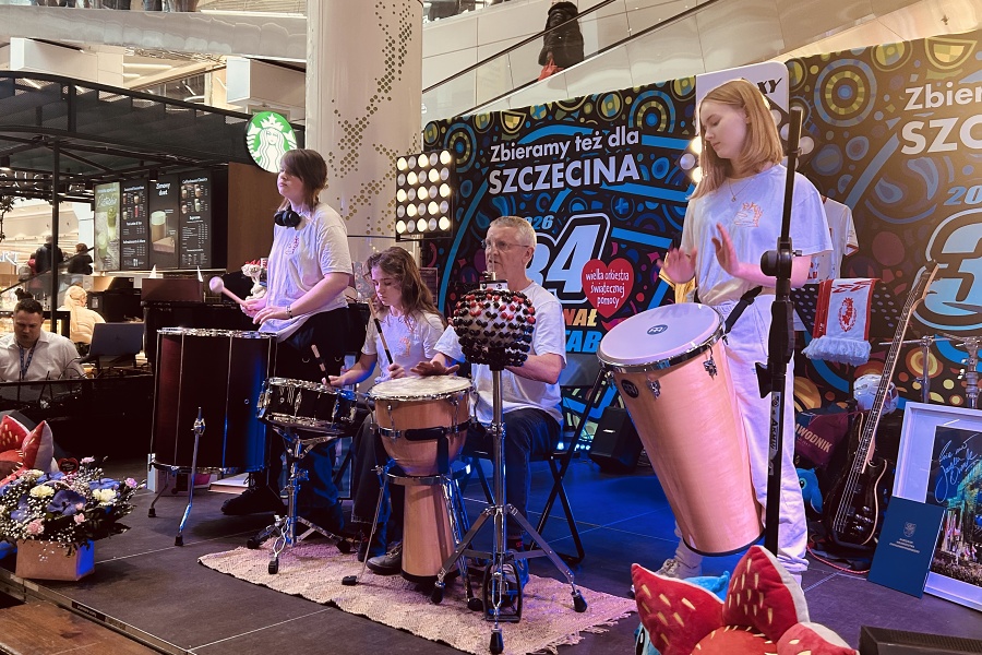 grupa uczestników pracowni na scenie