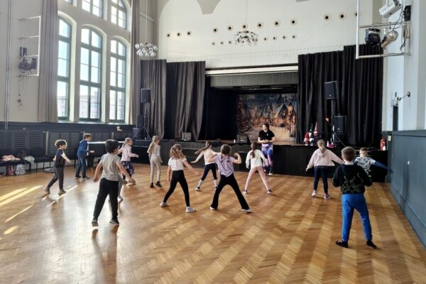 grupa tanczących dzieci