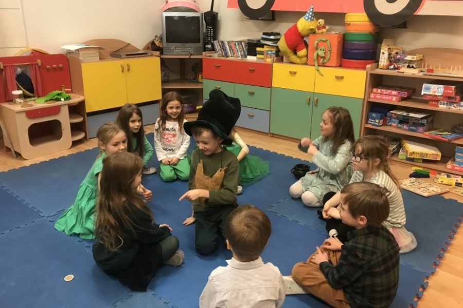 grupa dzieci w trakcie zajęć