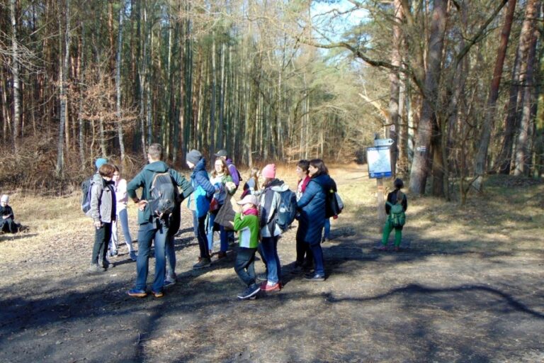 grupa młodzieży na leśnym szlaku