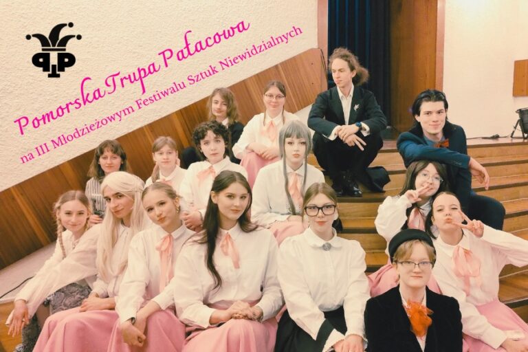 grupa teatralna pozuje do zdjęcia