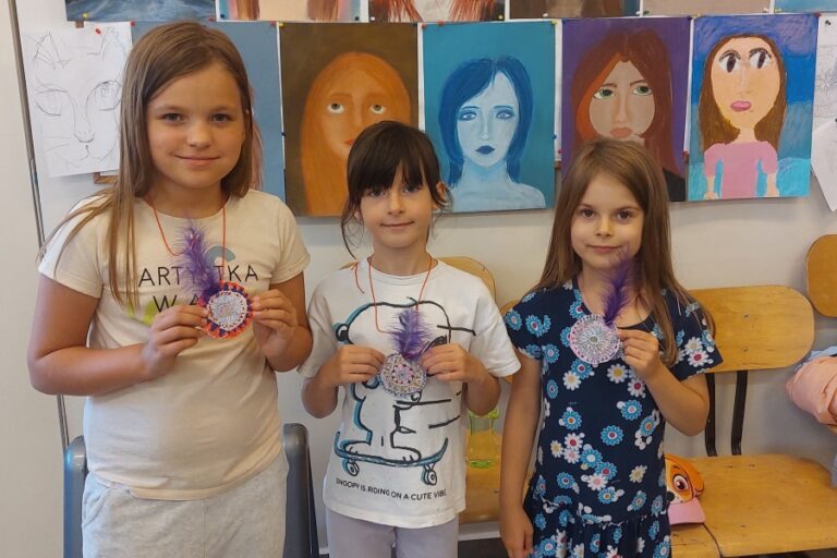 trzy dziewczynki pozują do zdjęcia