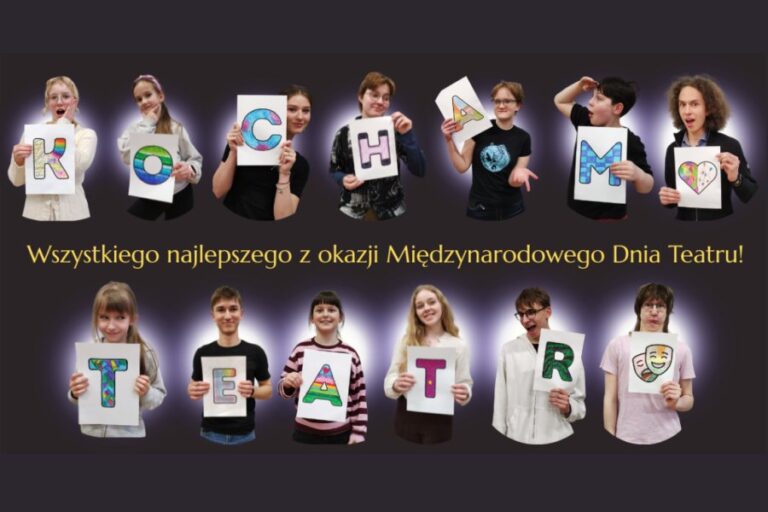 uczestnicy pozuja do zdjęcia z literami