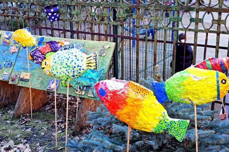 na pierwszym planie ozdobne ryby i mozaika