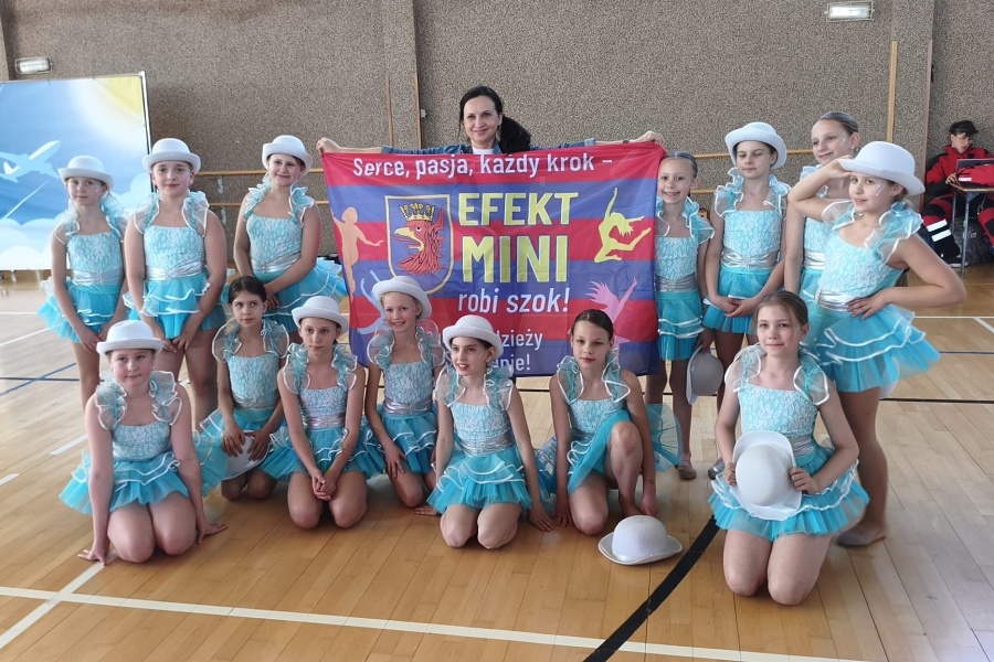 grupa tancerek pozuje z nauczycielką
