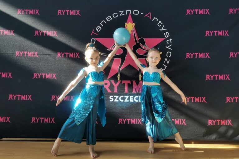 dwie dziewczynki na turnieju tanca