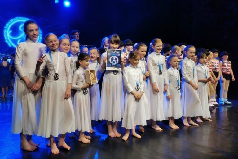 tancerki pozują na scenie