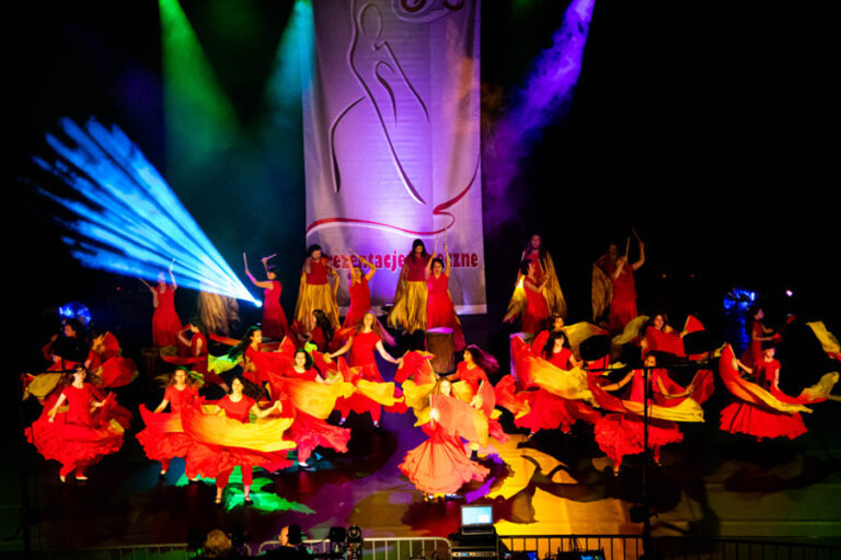 grupa tańczących dziewczat