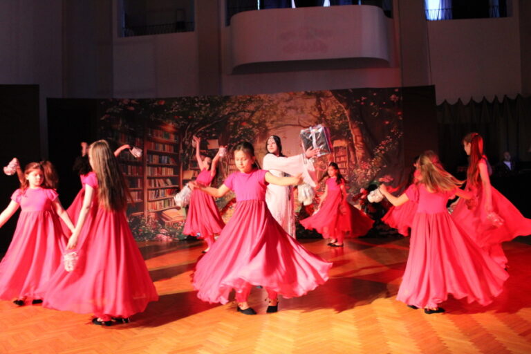 grupa tanczących dziewcząt