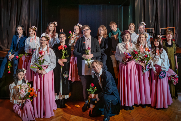 grupa teatrlana i rezyser pozują do zdjęcia