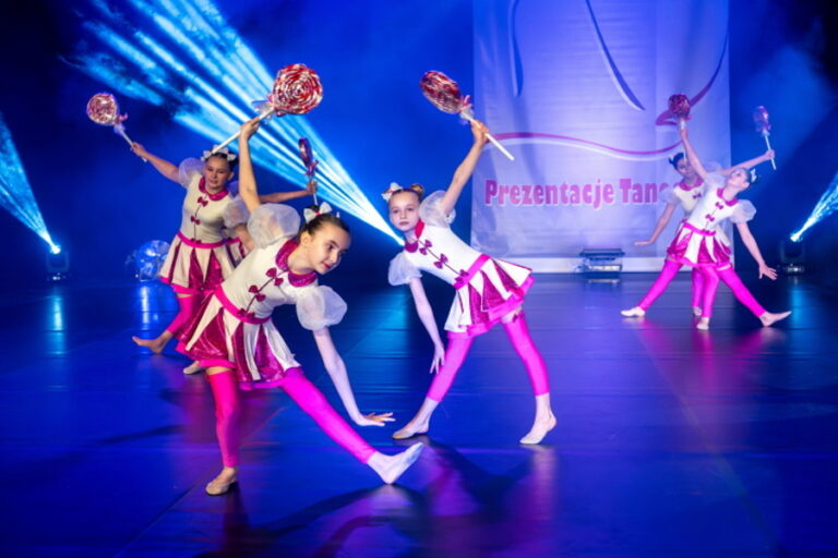 grupa tańczących dziewcząt