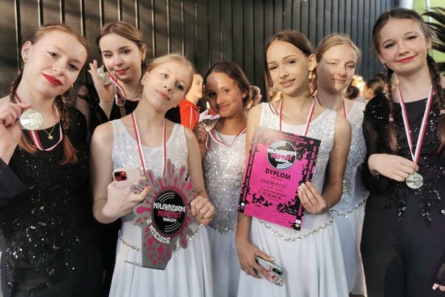 dziewczęta pozują do zdjęcia z dyplomami