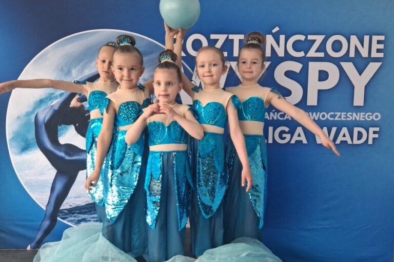 tancerki pozują do zdjęcia