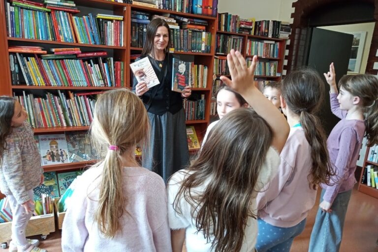 grupa dzieci w bibliotece