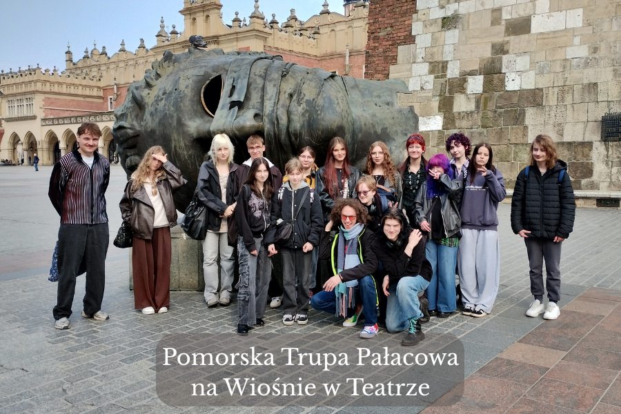 grupa młodzieży pozuje do zdjęcia