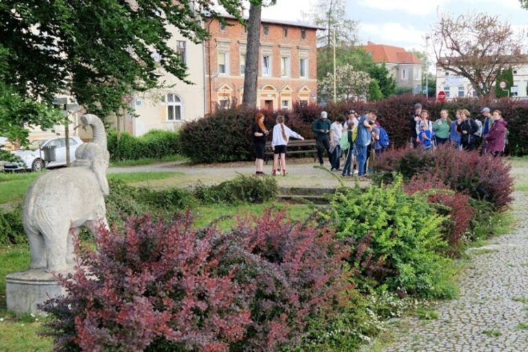 grupa turystów na szlaku przy pomniku słonia