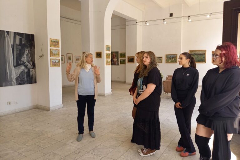 uczestniczki pracowni w galerii