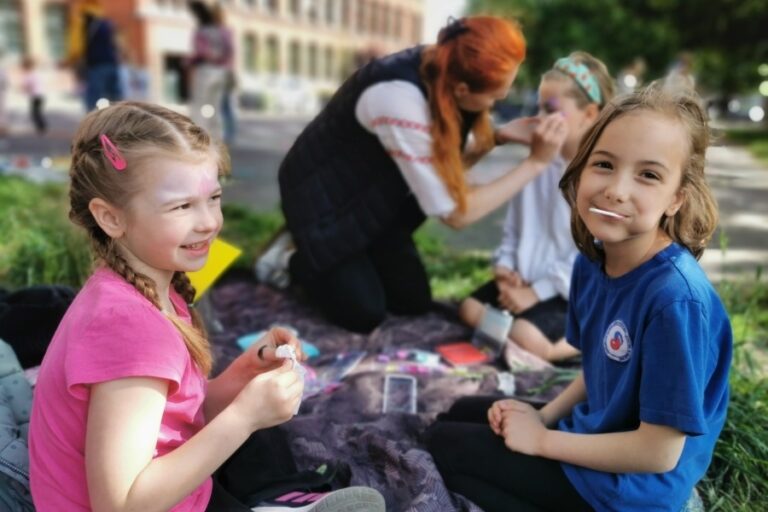 grupa uczestniczek przed budynkiem pałacu