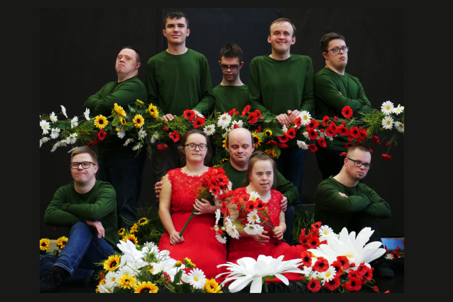 uczestnicy pozują do zdjęcia