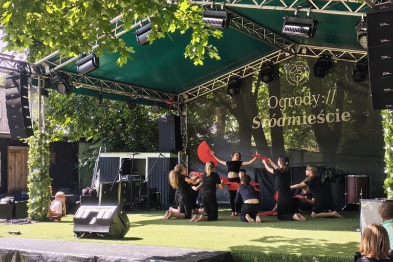 grupa dzieci na scenie