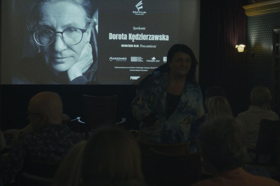 ekran filmowy z twarzą kobiety