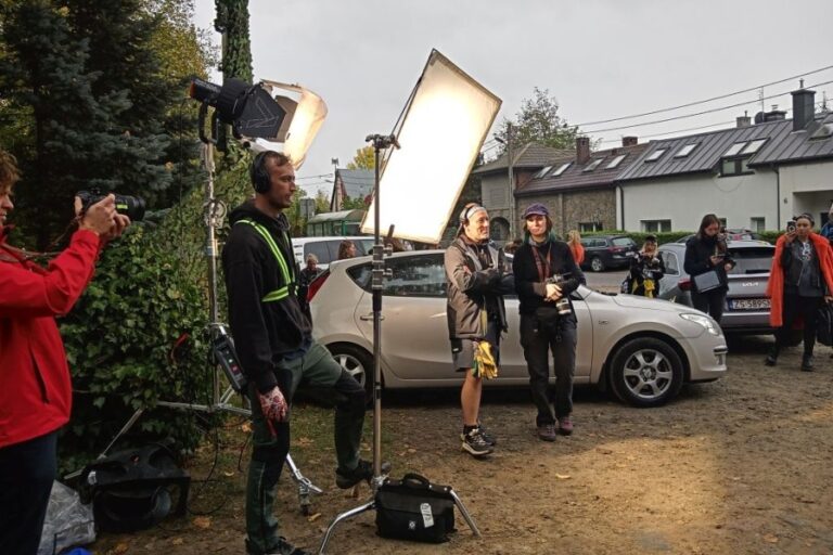 grupa ludzi na planie filmowym