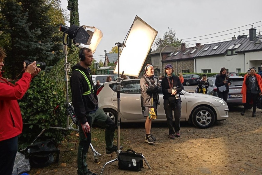 grupa ludzi na planie filmowym